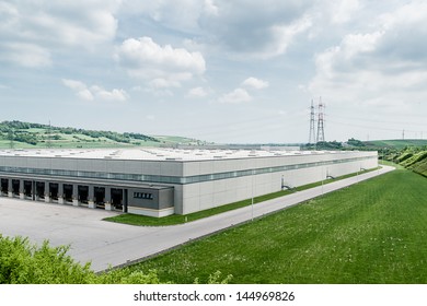 Modernes Distributionszentrum von außen