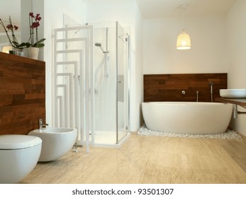 Modernes Badezimmer mit kostenlosem Stehbad und Travertinfliesen.