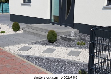 Modern Front Yard With Decorative Gravel