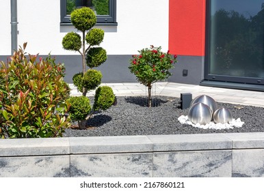 Modern Front Yard Gravel Garden Design With Ball Fountains, Lamps, Outdoor Socket And Different Plants
