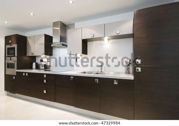 Modern fully fitted\
kitchen