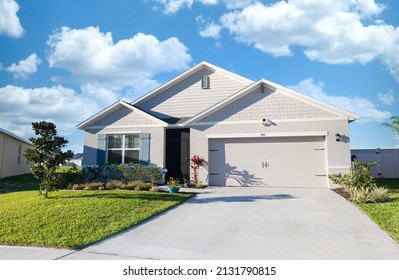 Modern Home With Nicely Landscaped And Trimmed Front Yard And Driveway To Garage In The Suburbs Of Orlando, Florida.