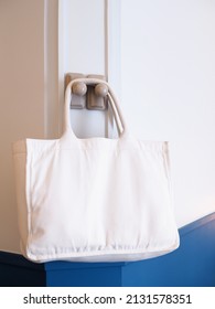 Modern Hook Wall Hanging White Cloth Bag Rack Decoration In Home.