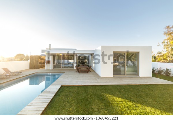 Foto De Stock Sobre Casa Moderna Con Piscina Y Terraza