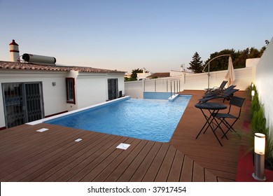 Modernes Haus mit Pool - Lifestyle-Konzept