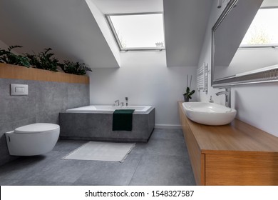 Modernes Design - Badezimmer in Grau- und Holzveredlung