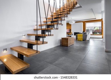 Modernes Interieur - Treppen auf Holzhintergrund