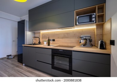 Moderne, luxuriöse, dunkelgraue Küchenmöbel