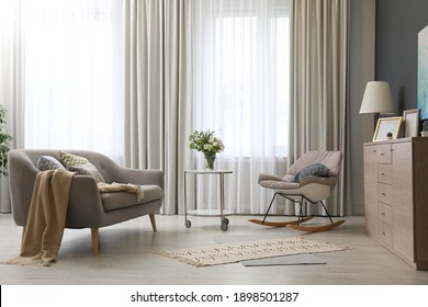 Современный интерьер гостиной с красивыми шторами на окне
