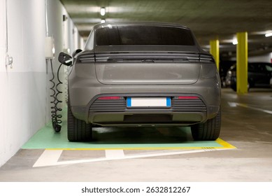 Современный роскошный внедорожник электрический автомобиль зарядки в выделенном крытом гараже