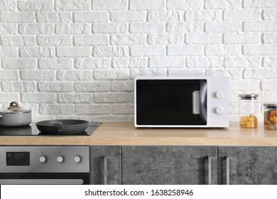 Moderno horno microondas en cocina