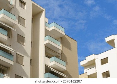Moderno edificio de apartamentos minimalista en estilo mediterráneo en Albania en la costa del mar. Concepto de vender una casa en el extranjero, alquilar apartamentos