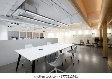 Modernes, umfassendes Büroinnere 