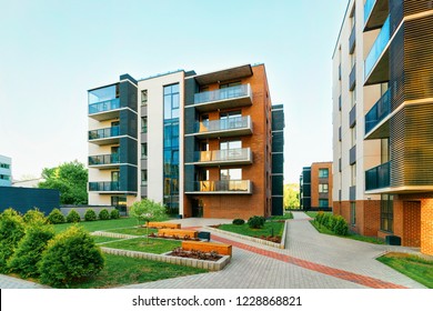 Moderner neuer Wohnhaus-Komplex mit Konzept für Außenanlagen. mit Bänken