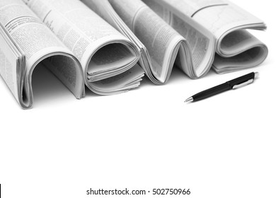 Stapel von modernen Zeitungen, in Form von Wort NEWS auf weißem Hintergrund. Konzept der Geschäftsnachrichten