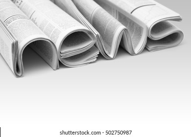 Stapel von modernen Zeitungen, in Form von Wort NEWS auf Farbverlauf-Hintergrund. Konzept der Nachrichten und Ereignisse des Unternehmens