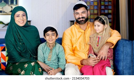 Modern Nuclear Muslim Family In India - Happy Family With Two Kids And Young Parents. A Happy Muslim Family In An Ethnic Dress Sitting Together In The Living Room While Posing For The Camera - Family.