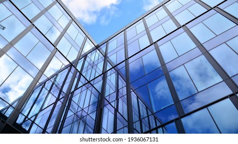 Modernes Bürogebäude mit gläserner Fassade auf hellem Hintergrund. Transparente Glaswand des Bürogebäudes.