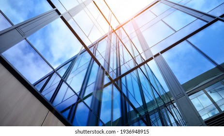 Modernes Bürogebäude mit gläserner Fassade auf hellem Hintergrund. Transparente Glaswand des Bürogebäudes.