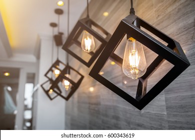современный подвесной светильник с винтажной лампочкой