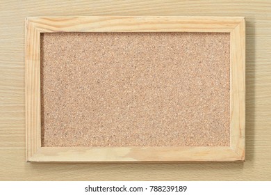 コルクボードのテクスチャ背景に空のコルクボードと木の枠がブレンチン メモ または掲示板の発表用に白い木の壁にぶら下がっている写真素材 Shutterstock