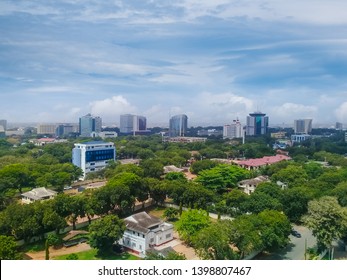 Moderne Wohngebäude in Accra, der Hauptstadt von Ghana. Moderne Aussicht. Lebensstil in den Entwicklungsländern. Schöne urbane Landschaft. Draufsicht. Wunderschöne Häuser und Grünflächen