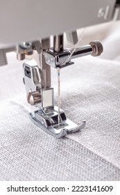 Pie de máquina de coser moderna con hilo y tela de lino, armario, espacio de copia. Ropa de proceso de coser, cortinas, tapicería. Negocio, hobby, hecho a mano, cero residuos, reciclado, concepto de reparación