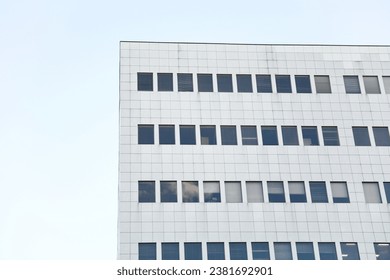 modern skyscraper, with large windows, represents the towering presence of business and commercial real estate in the urban landscape, blending elegance and functionality