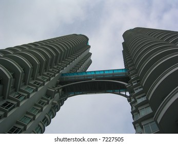modern skyscraper with skyway between the two towers