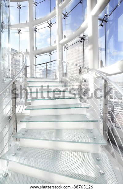 ガラス建てのモダンならせん状のガラス階段 の写真素材 今すぐ編集
