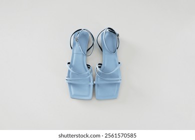 Sandalias modernas de verano con líneas simples