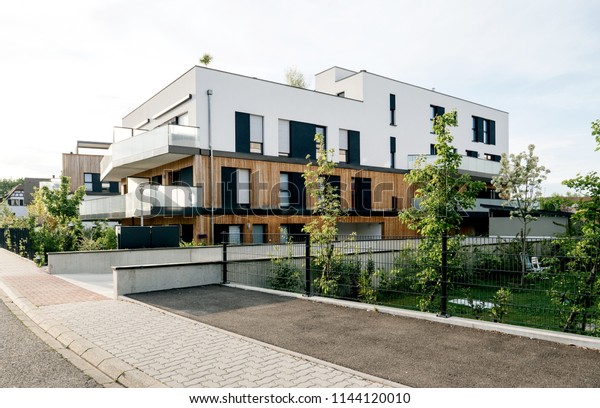 Maisons de ville modernes dans un : photo de stock (modifiable) 1144120010