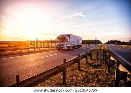 Foto Bild Lastwagen mit Kühlsattelauflieger auf einem Viadukt über einen Sumpf, Landschaft.