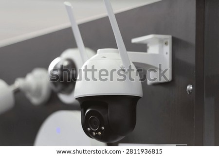 Modern wireless PTZ security camera with dual antennas for smart video surveillance, remote monitoring, property protection and AI-powered security systems in residential and commercial environments.