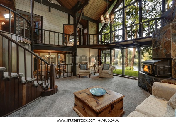 Modernes Landhaus Aus Holz Mit Wohnzimmer Stockfoto Jetzt Bearbeiten 494052436