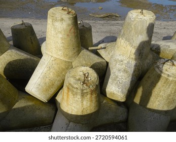 Modular concrete breakwaters with the main function of breaking the energy of incoming waves, thereby reducing coastal abrasion and protecting infrastructure on land.