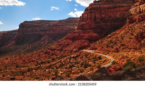 The Moki Dugway Scenic Backway, a steep and rough stretch of Highway 261, winding down the harsh canyon country of southeastern Utah from Muley Point, Southwest USA