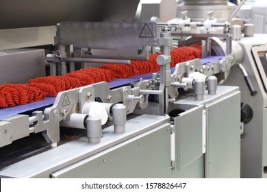 Molding system for the production of meat products at the factory. The machine prepares minced meat. The machine divides portions by weight and spreads the minced meat in trays. 