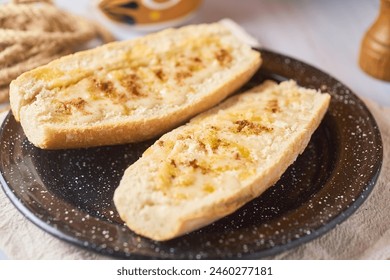 Molletes dulces, bolillo con mantequilla y azúcar. Comida tradicional mexicana