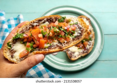 Molletas con salsa fresca y queso. Gastronomía mexicana tradicional