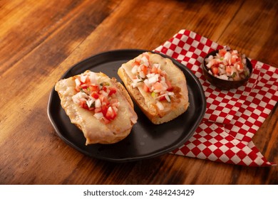 Molletes. Receta mexicana a base de pan bolillo partido longitudinalmente, untado con frijoles refritos y queso gratinado, agregando salsa pico de gallo y algunas proteínas como jamón, tocino o chorizo.