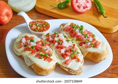Molletes, comida típica mexicana con salsa pico de gallo, frijoles y queso manchego para el desayuno o el almuerzo.