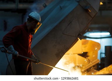 Molten iron in coreless furnace 