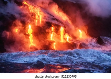 Расплавленный лава, впадающий в Тихий океан на Большом острове Гавайи