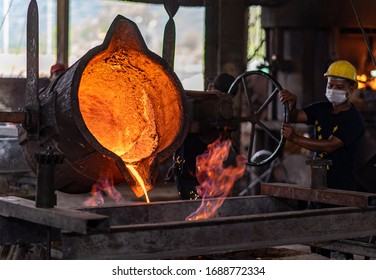 Molten Metal Poured Into The Sand Molding And Aluminum Alloy Casting