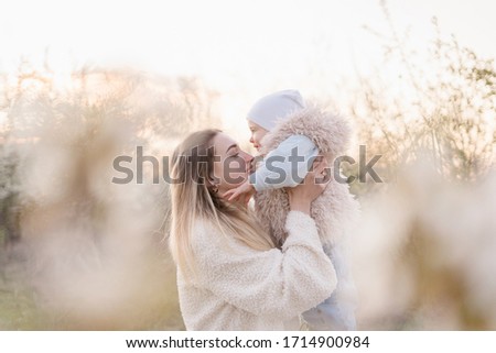 Similar – glückliche Mutter und Baby, die zu Hause im Schlafzimmer spielen.