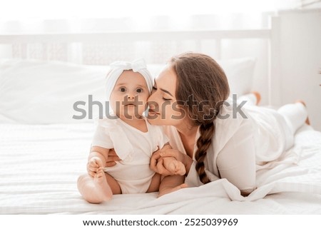 Similar – Foto Bild glückliche Mutter und Baby, die zu Hause im Schlafzimmer spielen.