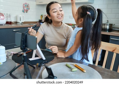 Mom Blogger Teaches Daughter How To Use A Makeup Brush