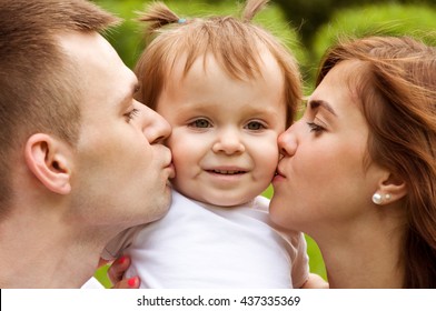 Мама папа поцелуй. Папа целует маму. Мама и папа целуются. Фото ребенка целуют родители в щечки. Мама и папа целуются дома.