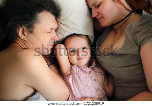 Maman Et Papa Dorment Avec L Enfant Photo De Stock Modifiable
